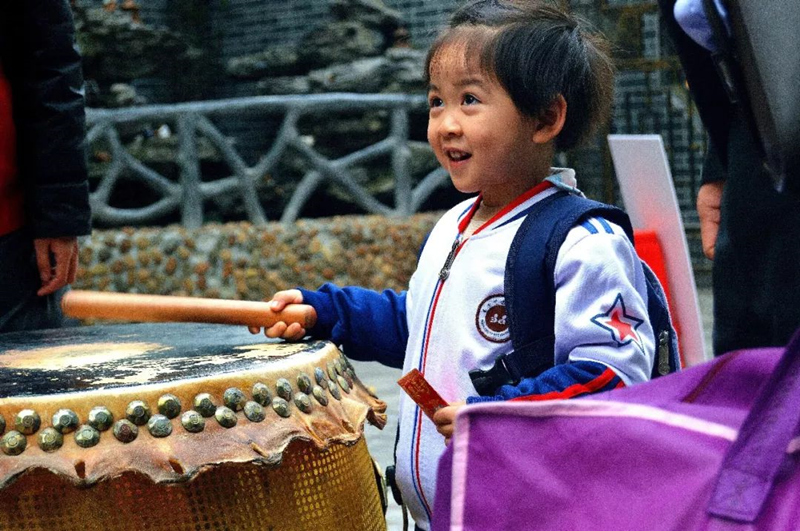 东方贤德幼儿园击鼓鸣志的孩子 东方贤德幼儿园击鼓鸣志的孩子