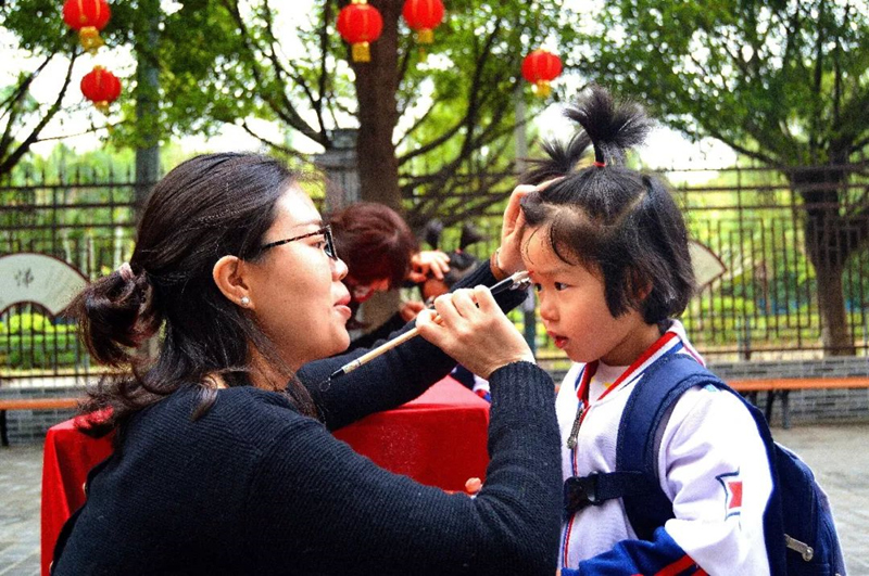 正在点朱砂的孩子 正在点朱砂的孩子