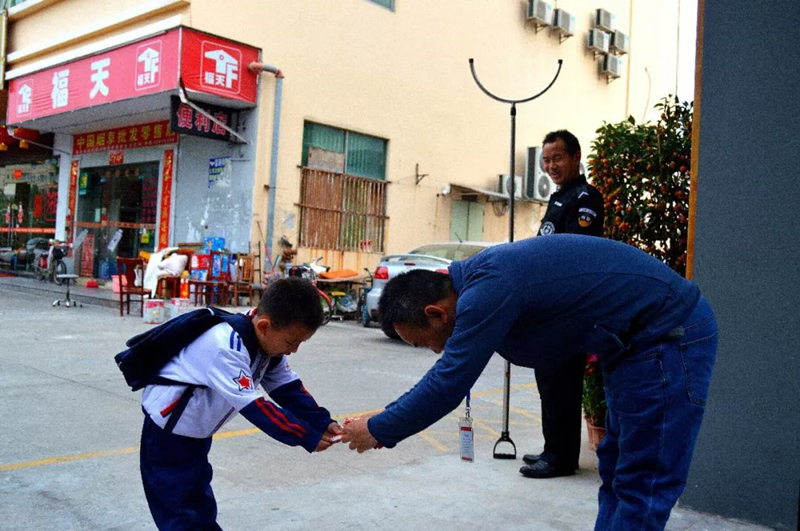 鞠躬领红包的孩子 鞠躬领红包的孩子