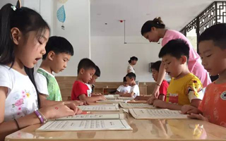 孩子们在认真的诵读经典