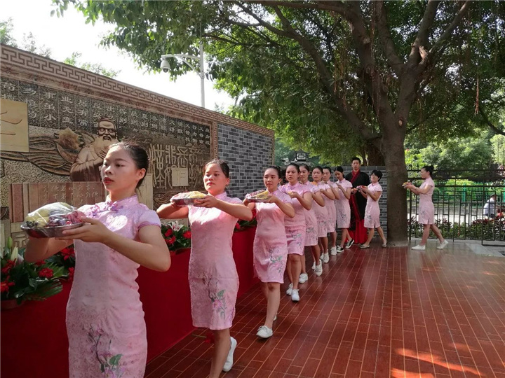 端着蔬果的祭孔老师