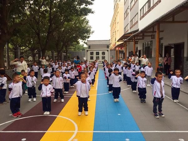 孩子们庄严宣誓礼