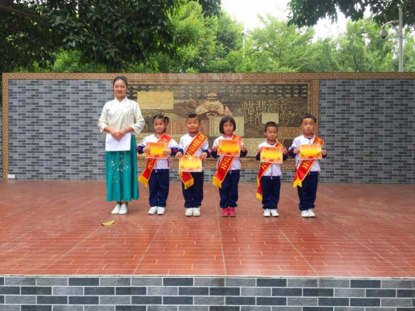 获得礼仪标兵的孩子们