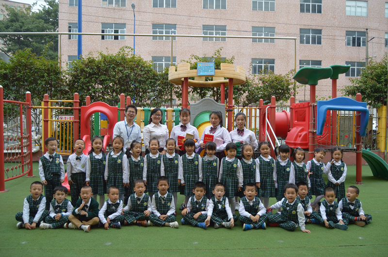 着正装的幼师与幼儿