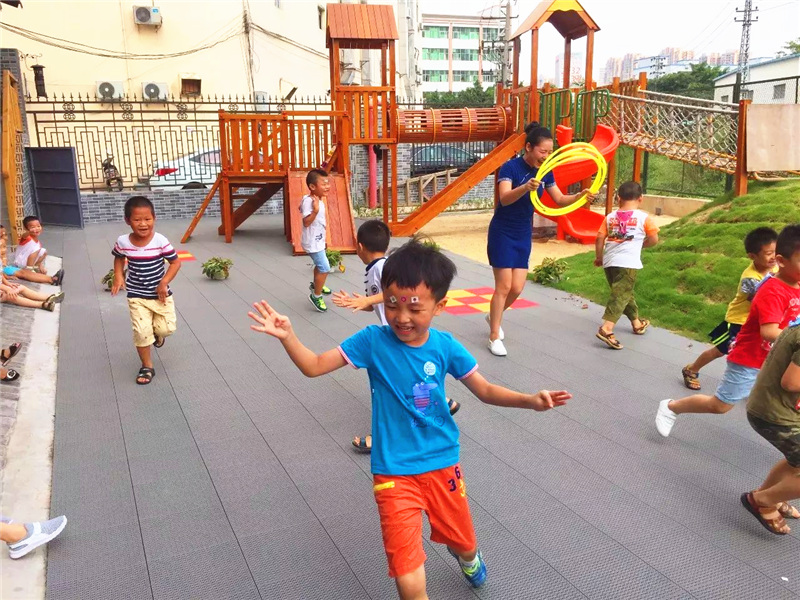 一起玩耍的幼儿园小朋友