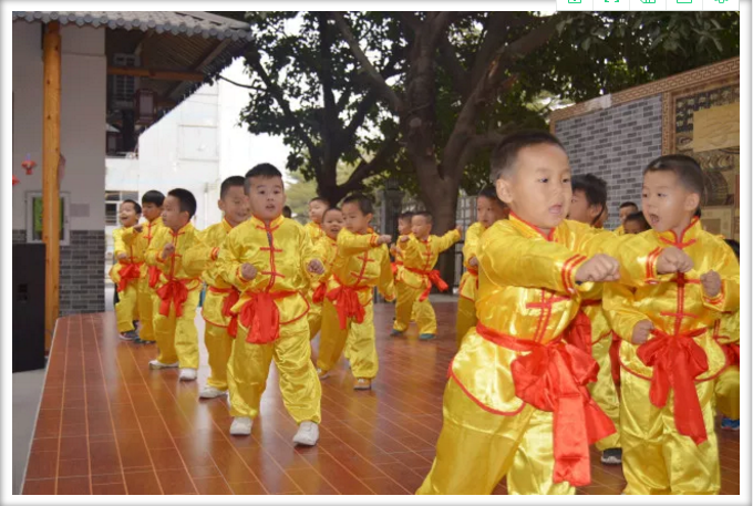 东方贤德幼儿园表演《中华武术》的孩子们