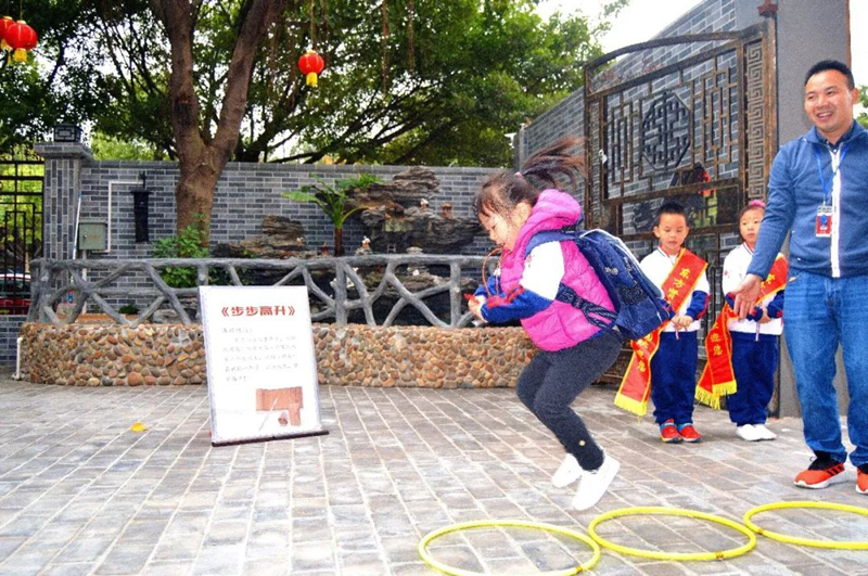 连跳三环寓意步步高升的孩子