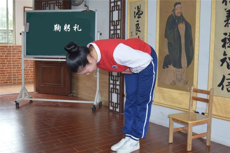 幼儿园老师鞠躬礼示范