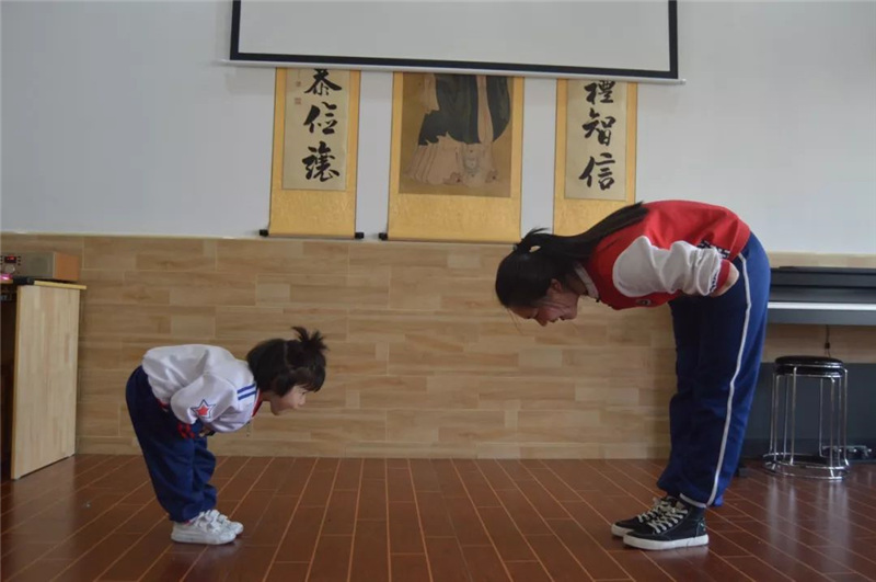 3岁小宝宝的鞠躬礼