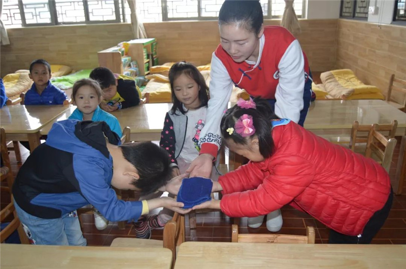 幼儿园孩子接物礼仪示范