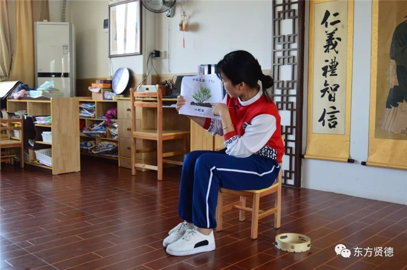 老师教导孩子们认识植物