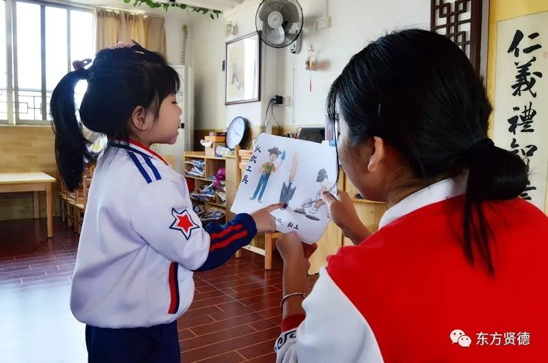 老师教孩子们认识植树工具