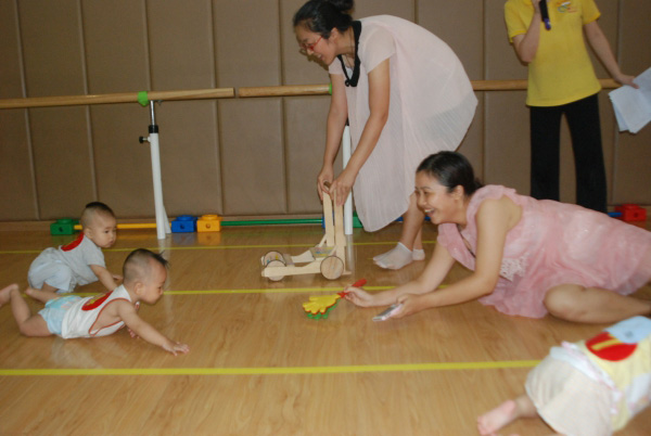 爱尔贝早期教育中心宝宝爬行比赛