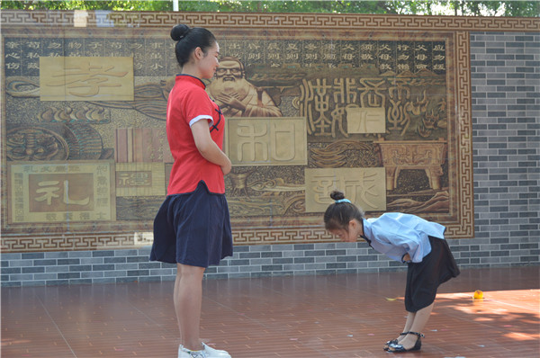 幼儿孔子像前向老师鞠躬-尊师礼