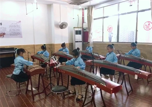 弹奏古筝的幼儿园孩子