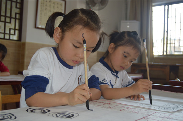 练书法的幼儿园孩子