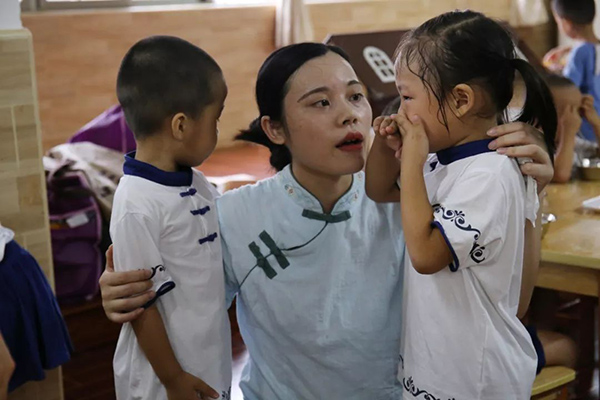 老师安慰小朋友 老师安慰小朋友