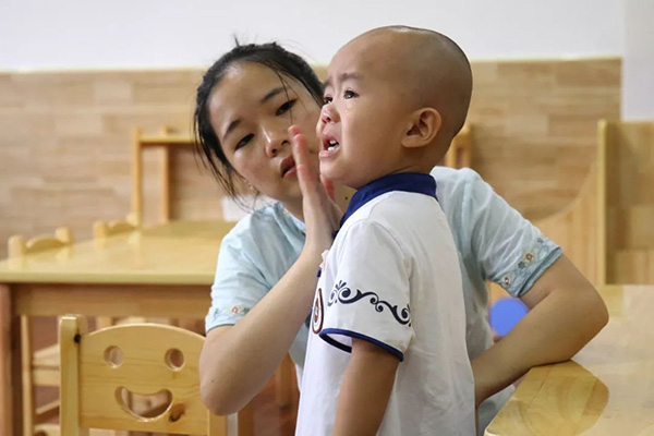 老师安慰小朋友 老师安慰小朋友