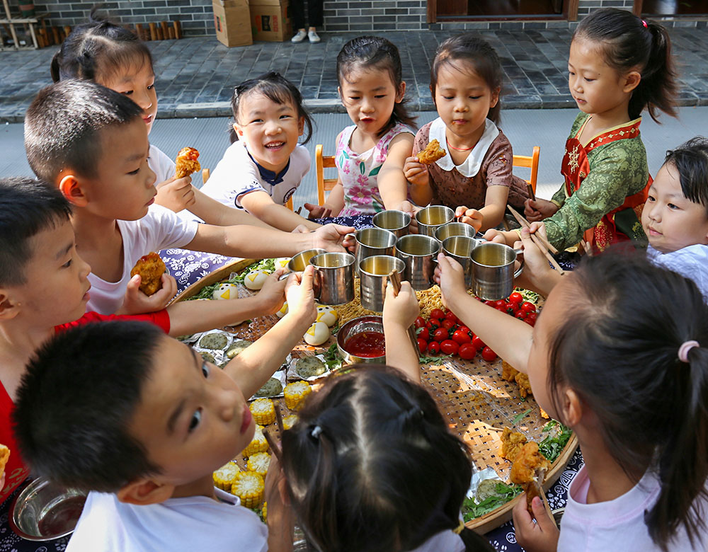 共享素食的幼儿园孩子们