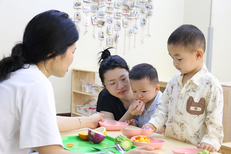 正在上课的幼儿园萌娃