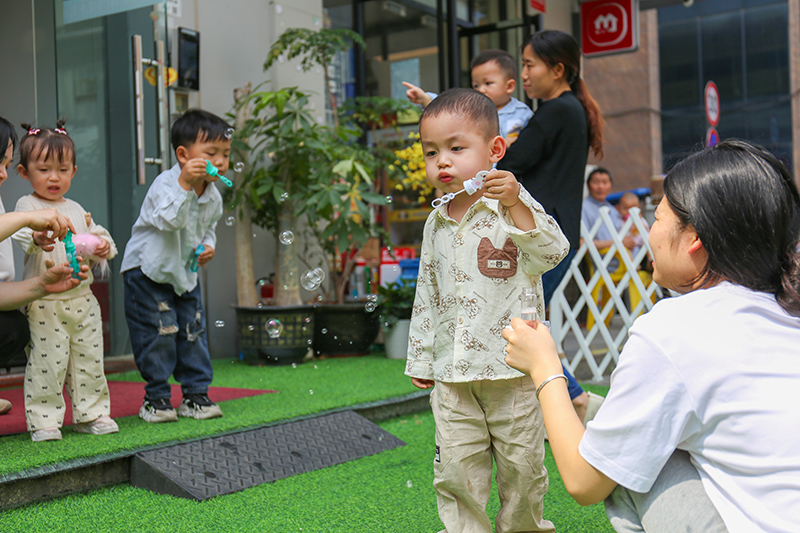 吹泡泡的幼儿园萌娃